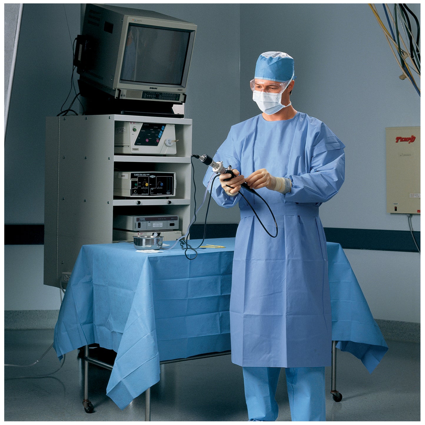 HALYARD PROCEDURE GOWNS, 60 per case